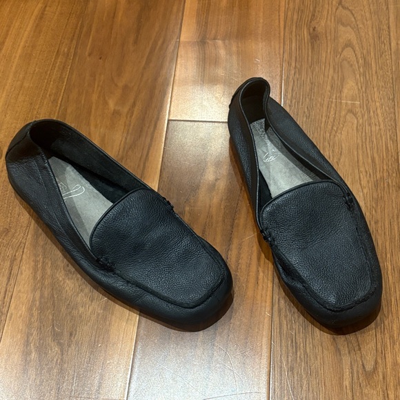 AEROSOLES Women’s Black Leather Slip-On Loafers Size 10 - Picture 1 of 6